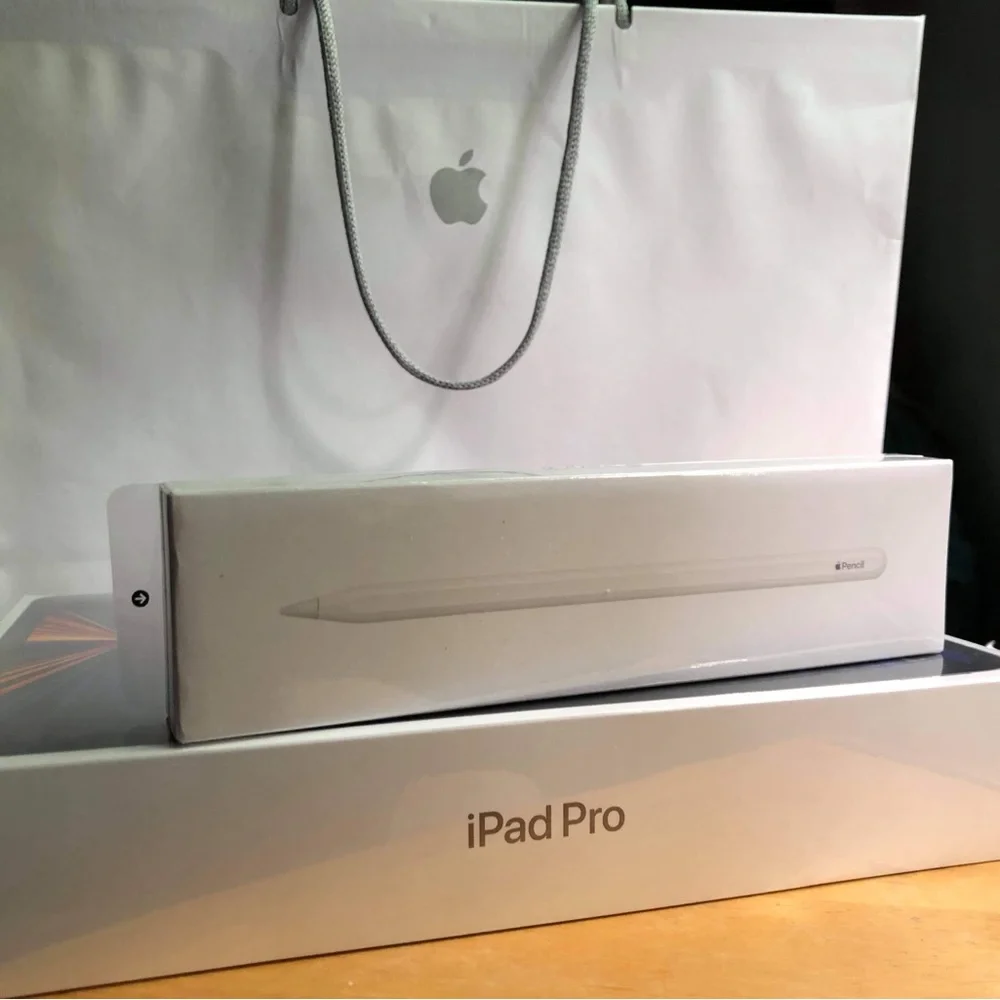 Apple iPad Pro 5th Generation 256GB,5G SIM CARD,Magic Keyboard & Apple Pencil .